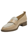 mocasín de cuero beige para mujer con acabado charol brillante y detalle decorativo en la lengüeta.