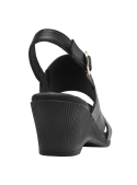 Sandalia femenina en cuero negro con textura grabada, ideal para eventos semi-formales.