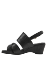 Sandalia de cuero negro con hebilla dorada, estilo formal y urbano.