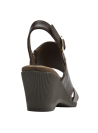 Elegante sandalia de cuero café con correas decorativas, adecuada para la oficina o salidas informales.