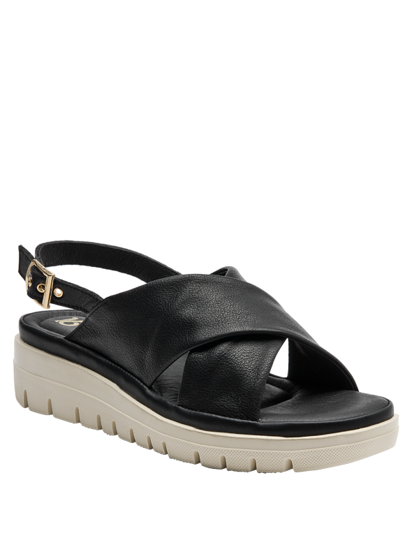 Sandalia casual de cuero negro con suela blanca, perfecta para días calurosos.