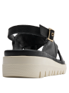 Calzado casual chic de cuero negro con diseño moderno y textura granulada.
