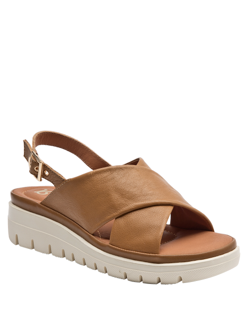 Sandalia versátil de cuero camel, perfecta para un look casual elegante.