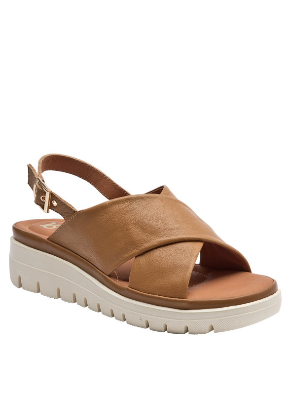 Sandalia versátil de cuero camel, perfecta para un look casual elegante.