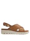 Sandalia casual chic de cuero camel, ideal para días calurosos.