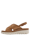 Sandalia de mujer en cuero camel con suela gruesa y diseño moderno.