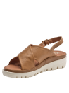 Sandalia casual de cuero camel con hebilla ajustable y detalle metálico.