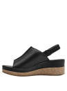 Sandalia de cuero negro con talonera elástica, combina comodidad y estilo.