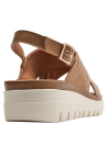 Sandalia de cuero camel para mujer con diseño cruzado y suela dentada blanca.