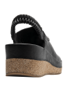 Sandalia de cuero negro para mujer, diseño minimalista y elegante con textura suave y mate.