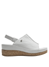 Sandalia blanca de cuero para mujer, versátil para combinar con ropa veraniega.