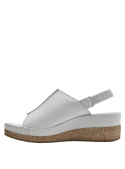 Sandalia casual de cuero blanco, ideal para primavera y verano, con estilo moderno.
