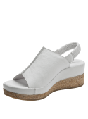 Sandalia de mujer en cuero blanco con suela de cuña de corcho para mayor comodidad.