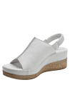 Sandalia de mujer en cuero blanco con suela de cuña de corcho para mayor comodidad.