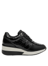 acabado sofisticado en zapatilla de cuero negro, perfecta para ocasiones informales y urbanas