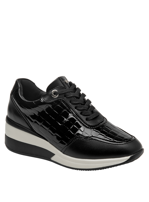 textura tipo cocodrilo en zapatilla negra de cuero, ideal para moda casual y urbana