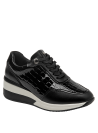 textura tipo cocodrilo en zapatilla negra de cuero, ideal para moda casual y urbana
