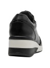 suela blanca con detalles negros en zapatilla de cuero, estilo athleisure para mujer