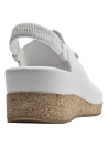 Sandalia de cuero blanco con diseño minimalista y hebilla metálica decorativa.