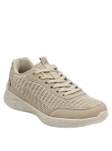Calzado deportivo de mujer en beige, textil transpirable con textura de malla moderna.