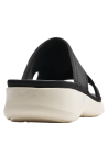 Suela blanca ergonómica en sandalia negra deportiva de mujer, ideal para caminatas largas.