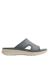 Sandalia deportiva gris para mujer, cómoda y funcional, perfecta para el verano chileno.