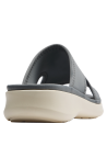 Sandalia de mujer en color gris, estilo deportivo, adecuada para paseos y días cálidos.