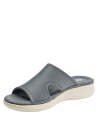 Sandalia deportiva gris de mujer con diseño minimalista, ideal para uso diario y actividades informales.