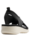 Sandalia negra de textil liso, suela alta blanca crema, perfecta para comodidad y estilo casual.