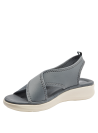 Sandalia deportiva gris oscuro para mujer con diseño contemporáneo y minimalista en textil.