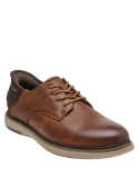 Diseño elegante de zapato camel con suela beige y costuras decorativas para hombre.