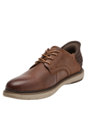 Cuero camel pulido en zapato casual para hombre con suela beige contrastante.