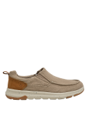 zapatilla beige minimalista de hombre, adecuada para ocasiones informales y estilo discreto