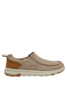 zapatilla beige minimalista de hombre, adecuada para ocasiones informales y estilo discreto