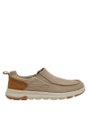 zapatilla beige minimalista de hombre, adecuada para ocasiones informales y estilo discreto