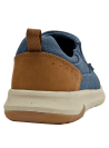 cómoda zapatilla casual azul profundo con suela beige moteada