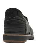 Mocasín de cuero negro para hombre, estilo casual, con costura visible y empeine liso.