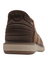 Detalle de costuras visibles en zapato camel de cuero liso, estilo casual masculino.