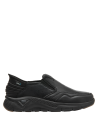 zapatilla negra de cuero para hombre, ideal para combinar con jeans o pantalones formales relajados