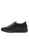zapatilla de cuero negro con acabado liso, sin costuras visibles, perfecta para un estilo pulcro