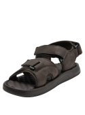 Sandalia café para hombre con correas ajustables de velcro para ajuste cómodo y estilo casual.