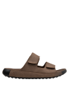 Sandalia café para hombre, material sintético suave y mate, adecuada para salidas informales y verano.