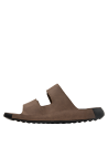 Sandalia café para hombre, diseño minimalista y funcional, ideal para combinar con atuendos casuales.
