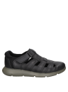 Sandalia negra de cuero para hombre, diseño casual urbano con tiras y suela clara antideslizante.