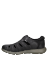 Calzado casual de cuero negro para hombre, con tiras que facilitan la ventilación y suela antideslizante.
