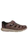 Sandalia de cuero café oscuro con textura lisa y correas ajustables para hombre, estilo casual.