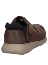 Suela gruesa beige en sandalia casual de cuero café oscuro para hombre, diseño ergonómico.