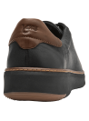 Sneaker negro de cuero para hombre con diseño minimalista y costuras visibles.