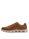 Elegante zapato camel de cuero, estilo casual chic, diseño con cordones y costuras.