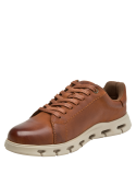 Zapato camel de cuero liso para hombre, suela crema con ranuras, ideal para look urbano.